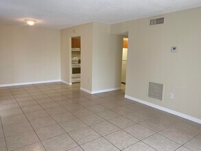 405 Executive Center Dr in West Palm Beach, FL - Building Photo - Building Photo