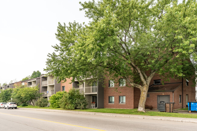 196 Des Cèdres Boul in Québec, QC - Building Photo - Building Photo