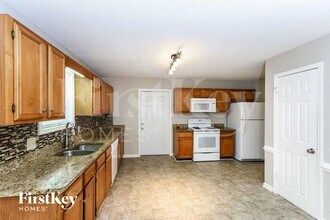 2021 Buckley Trail in Snellville, GA - Foto de edificio - Building Photo