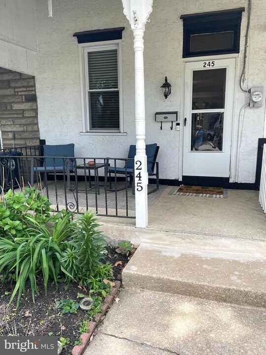 245 E 8th Ave in Conshohocken, PA - Building Photo