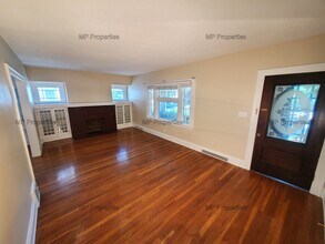 1302 Hathaway Ave, Unit Hathaway 1st Floor Unit in Lakewood, OH - Building Photo - Building Photo