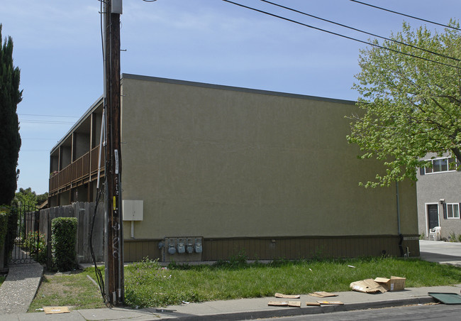 2243 Hillsborough Ct in Concord, CA - Foto de edificio - Building Photo