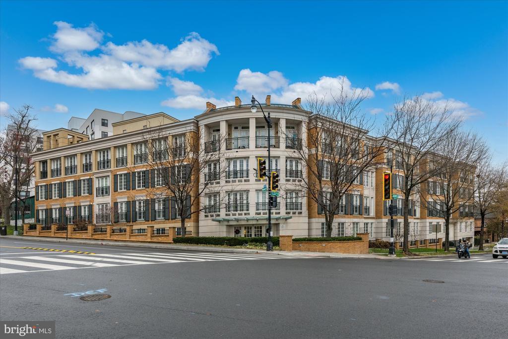 2501 Wisconsin Ave in Washington, DC - Building Photo