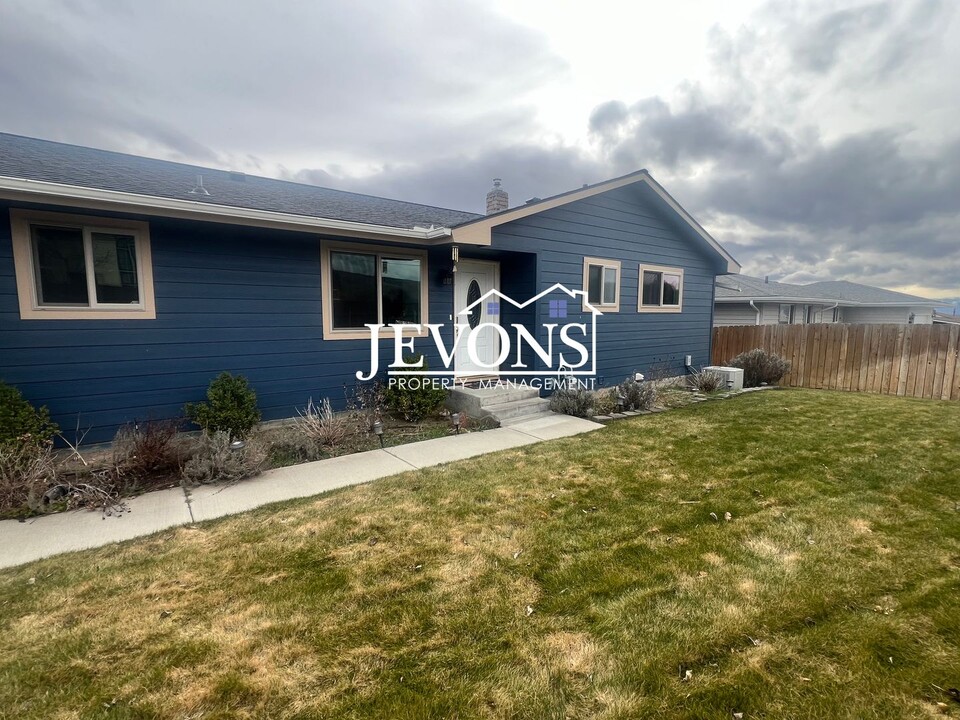 5606 Roza Hill Dr in Yakima, WA - Building Photo