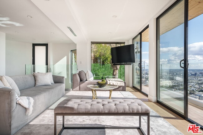 8666 Hollywood Blvd in Los Angeles, CA - Building Photo - Building Photo