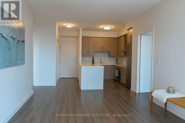 2087 Fairview St in Burlington, ON - Building Photo - Building Photo