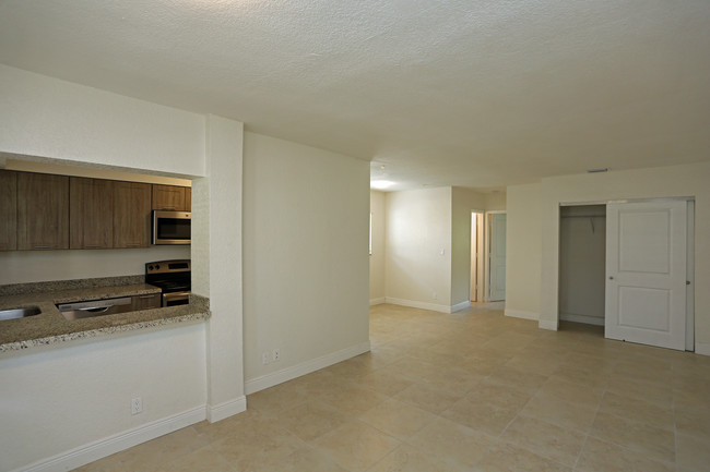 Boca Palms Too in Boca Raton, FL - Building Photo - Interior Photo