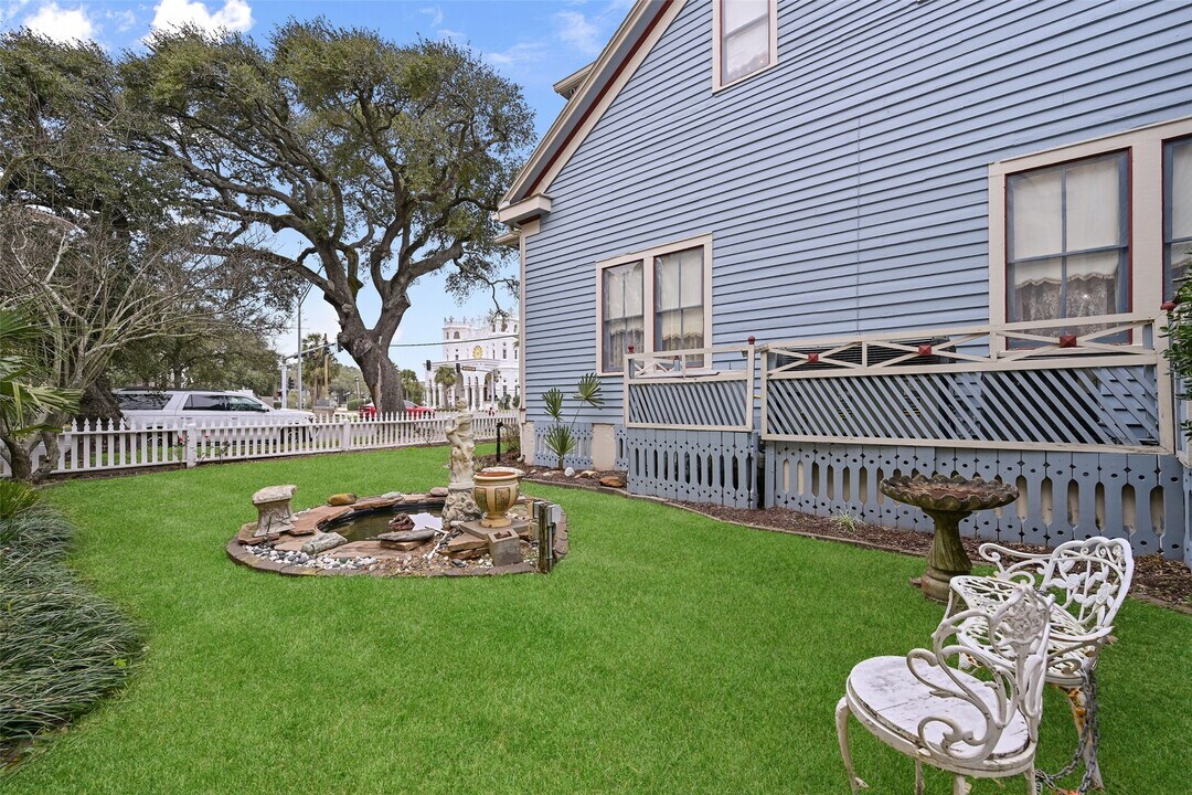 1403 Broadway Avenue J in Galveston, TX - Building Photo
