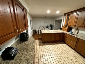 702 Newport Cir in Cary, NC - Foto de edificio - Building Photo