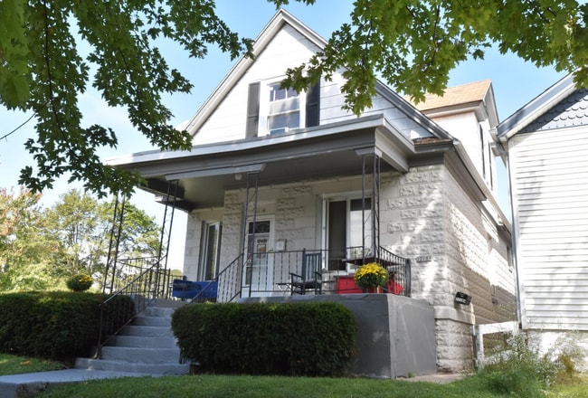 2218 E Eden Pl in St. Francis, WI - Building Photo - Building Photo