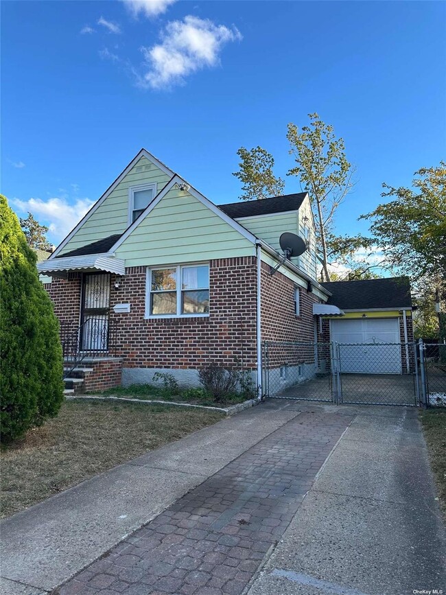 57 Village Ave in Elmont, NY - Building Photo - Building Photo