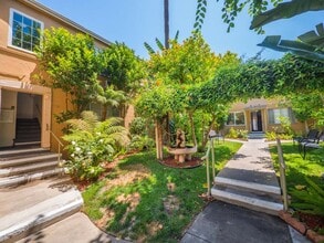 1136-1160 N. El Centro Ave in Los Angeles, CA - Building Photo - Building Photo