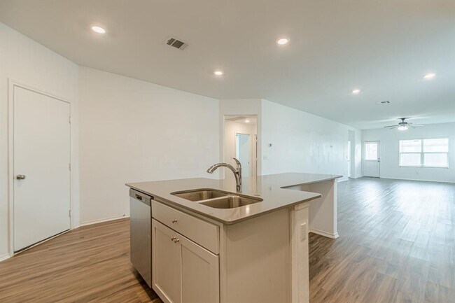 341 Escondido Cir in San Marcos, TX - Building Photo - Building Photo