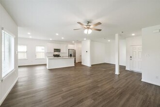 11611 Moltere Dr in Houston, TX - Foto de edificio - Building Photo