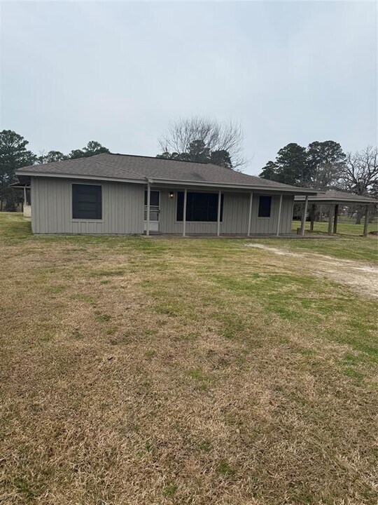 1572 FM3186 in Onalaska, TX - Building Photo