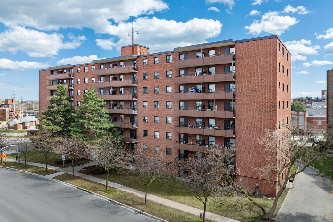 Paisley Apartments in Mississauga, ON - Building Photo