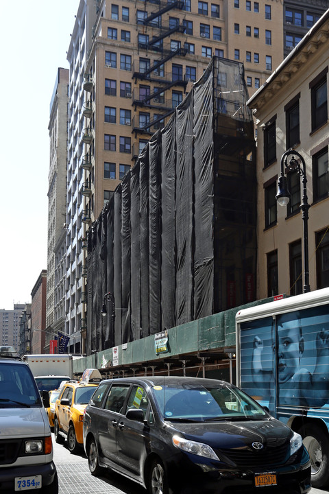 112 Fulton St in New York, NY - Building Photo