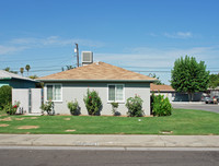 2045 Mayfair Dr W in Fresno, CA - Foto de edificio - Building Photo