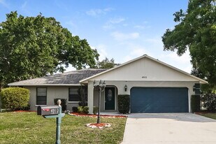 4913 Ithaca Ln in Sarasota, FL - Building Photo