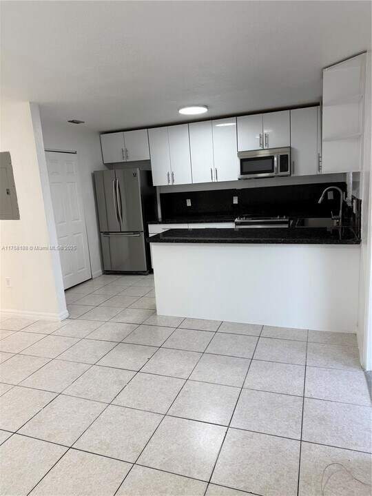 925 SW 8th St in Hallandale Beach, FL - Building Photo