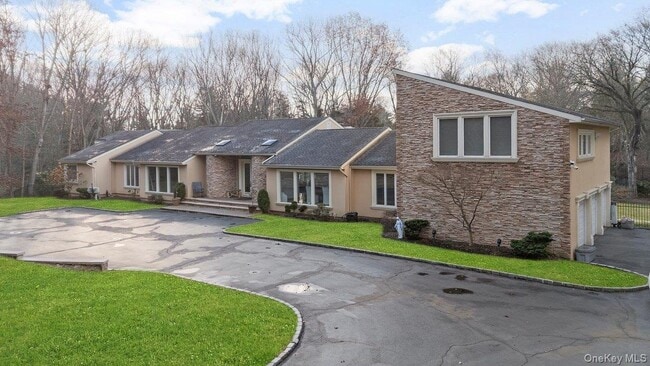 90 Rodeo Dr in Syosset, NY - Building Photo - Building Photo