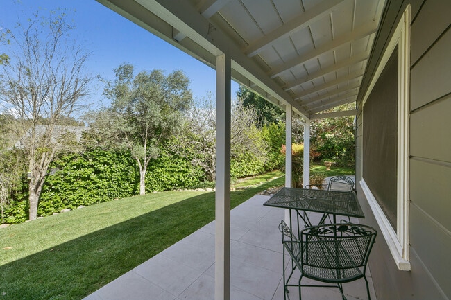 925 Hawthorn Dr in Lafayette, CA - Foto de edificio - Building Photo