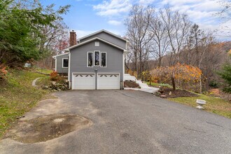 8 Glenview Dr in Sherman, CT - Building Photo - Building Photo