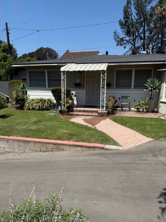 property at 959 E Mariposa St