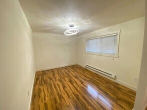 Fantastic location for this spacious 2 lev in Redmond, WA - Building Photo - Building Photo