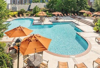 1527 Lincoln Way, Unit 301 in McLean, VA - Foto de edificio - Building Photo