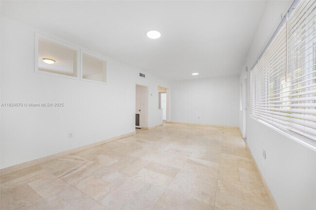 1100 Venetian Way in Miami Beach, FL - Building Photo - Building Photo