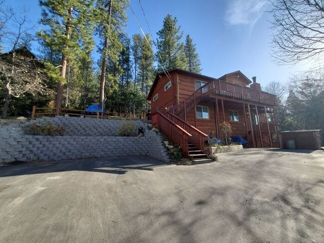 27101 Overlook Ln in Lake Arrowhead, CA - Foto de edificio - Building Photo