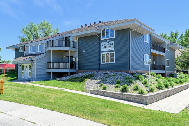 Carriage House in Grand Forks, ND - Foto de edificio - Building Photo