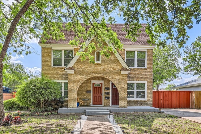 property at 225 S Oak Cliff Blvd
