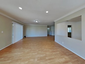 7945 Lasaine Ave in Los Angeles, CA - Foto de edificio - Building Photo