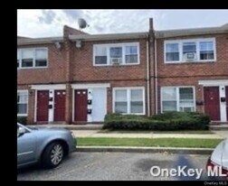 680 Evelyn Ave in East Meadow, NY - Building Photo