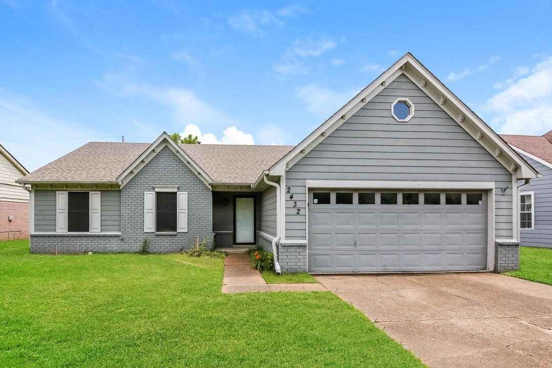 2432 Country Trail Dr in Memphis, TN - Building Photo