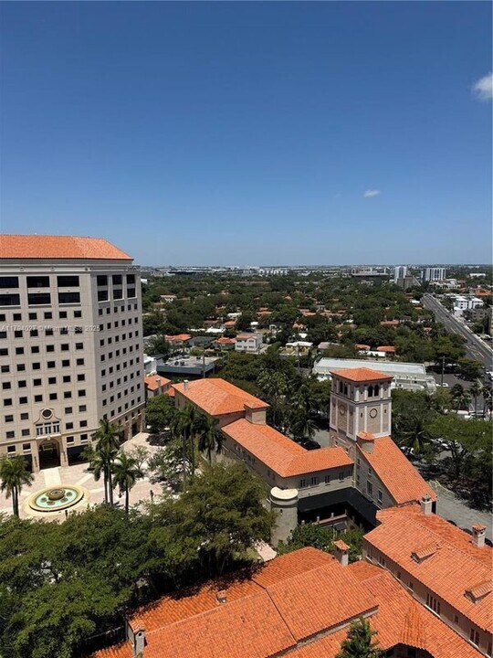 888 Douglas Rd in Coral Gables, FL - Building Photo