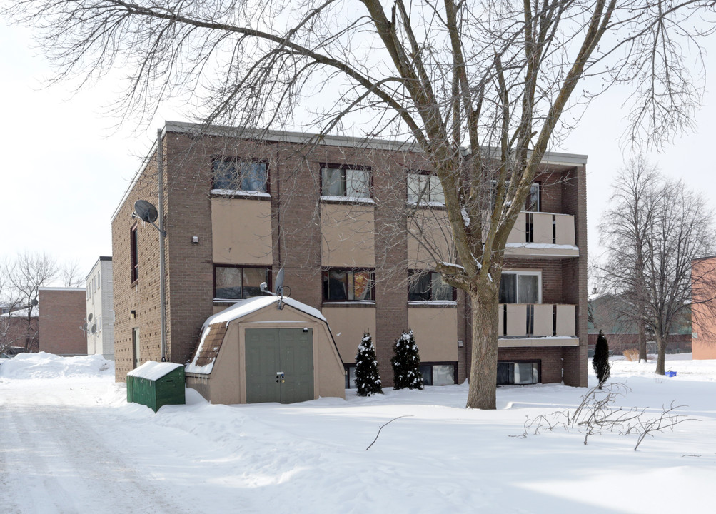 25 Brybeck Cres in Kitchener, ON - Building Photo