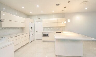 10914 NW 70th St in Doral, FL - Building Photo - Building Photo