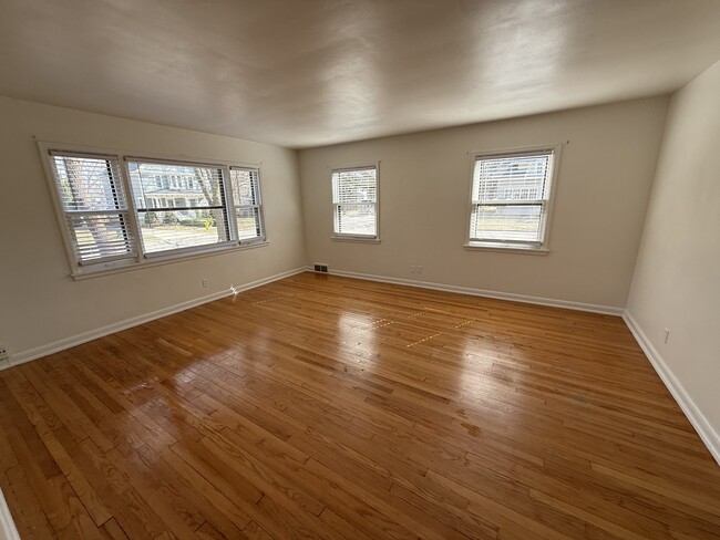 204 N Locust St, Unit 1 in Oconomowoc, WI - Foto de edificio - Building Photo