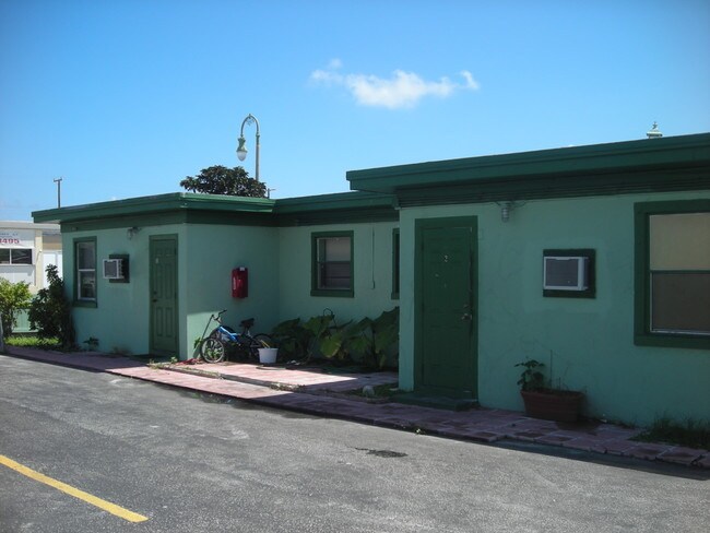 915 S Dixie Hwy in Lake Worth, FL - Foto de edificio - Building Photo