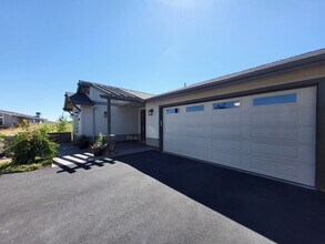 4581 SW Zenith Point Ct in Redmond, OR - Building Photo - Building Photo