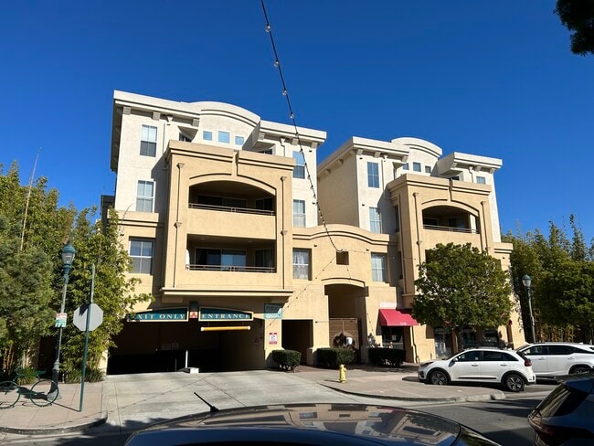1301 Cabrillo Ave, Unit 210 in Torrance, CA - Building Photo - Building Photo