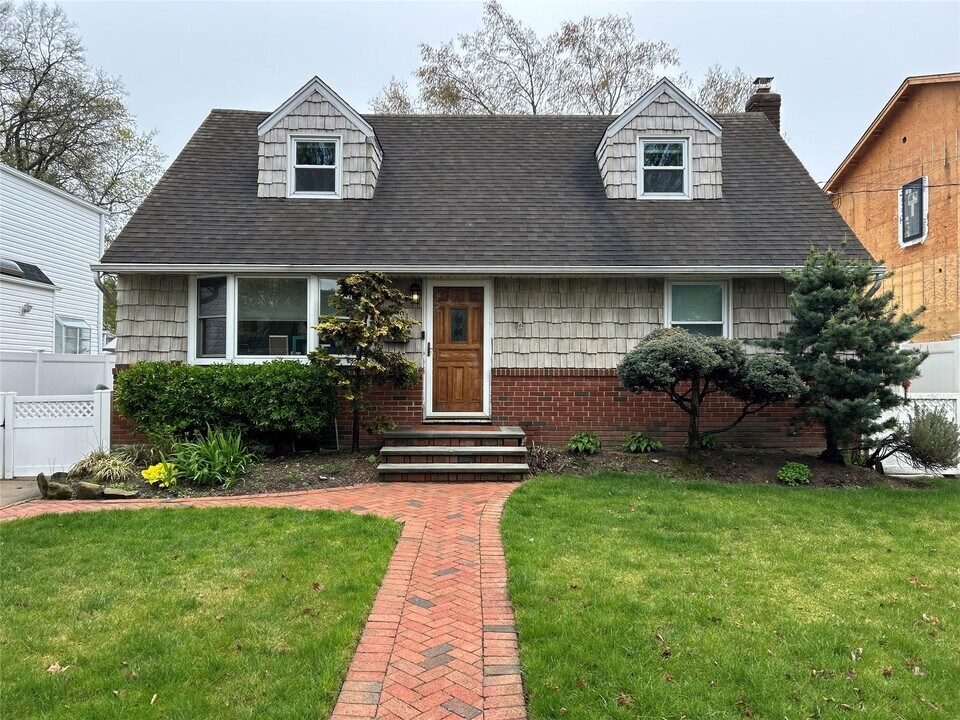 2191 Maple St in Wantagh, NY - Building Photo