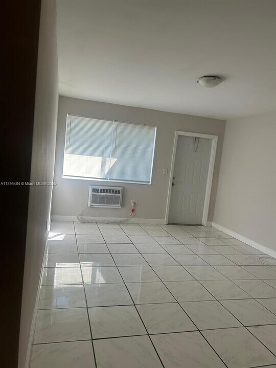 7561 Venetian St in Miramar, FL - Building Photo