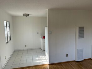 1151 Sunvue Pl, Unit 5 in Los Angeles, CA - Building Photo - Building Photo