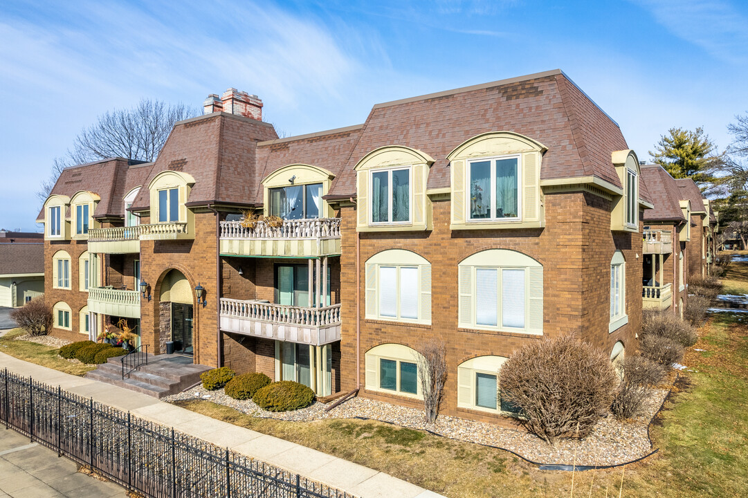 Camelot West in West Des Moines, IA - Building Photo