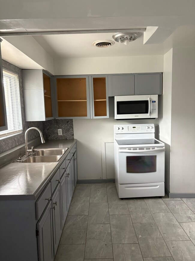 1014 Pennsylvania Dr in Pensacola, FL - Foto de edificio - Building Photo