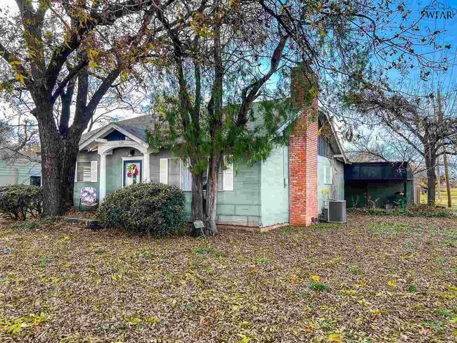 610 N Wall St in Iowa Park, TX - Building Photo - Building Photo